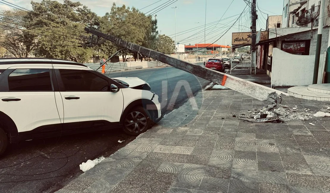 Motorista perde controle de carro e bate em poste em Arapiraca