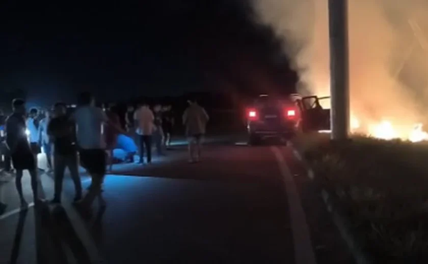 Jovem fica ferida após carro bater em poste na AL-220, em Limoeiro de Anadia