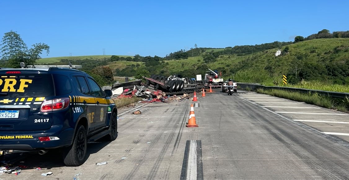 Carreta com carga de material de limpeza capota na BR-101, em Pilar
