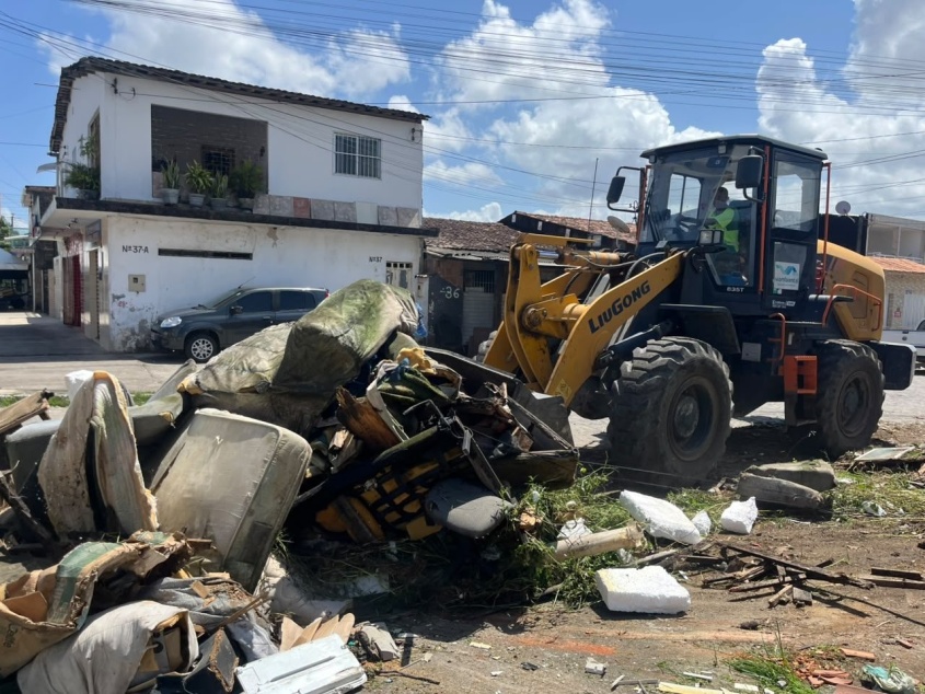 Semsc e Alurb liberam calçadas ocupadas no bairro da Santa Lúcia