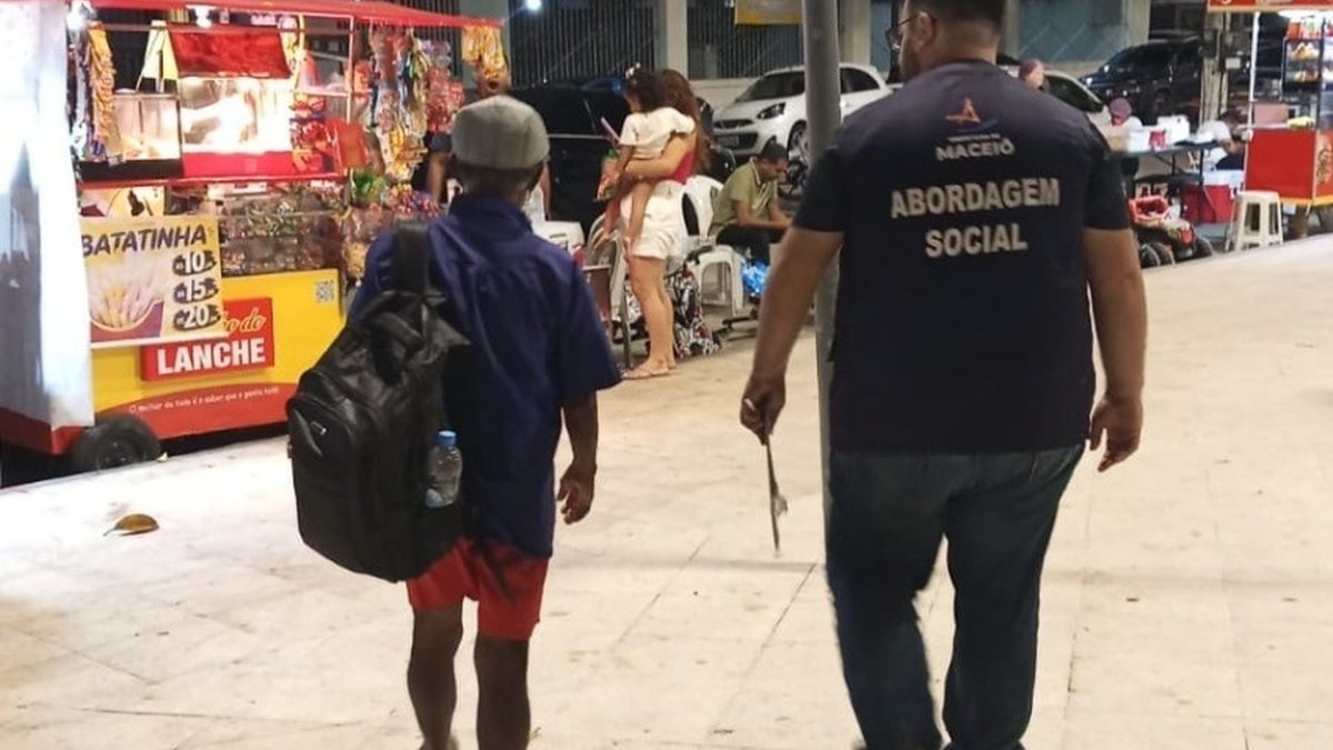Ações na Praça Centenário levam 20 pessoas a espaços de acolhimento
