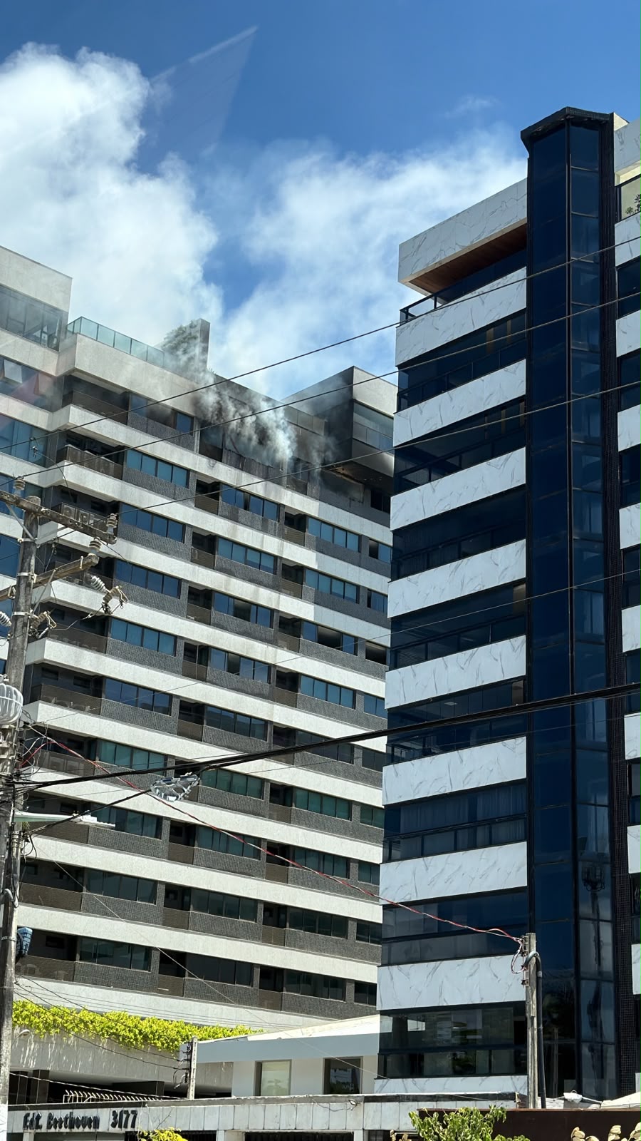 Incêndio destrói cômodos de apartamento na Av. Álvaro Otacílio, em Maceió