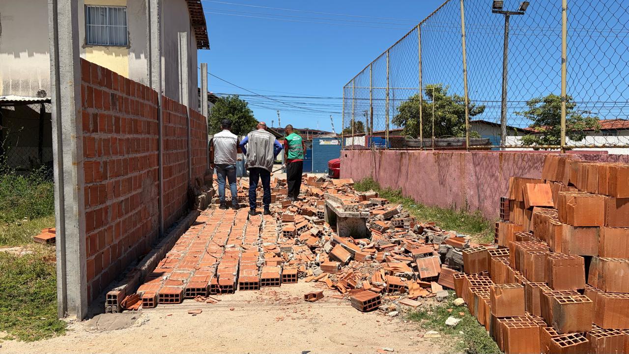 Fiscalização remove estruturas irregulares na parte baixa de Maceió