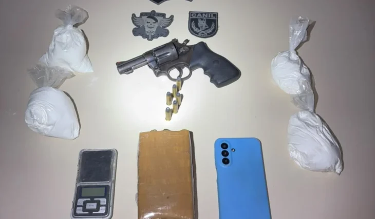 Suspeito de homicídios é preso com arma e drogas após fuga em Arapiraca