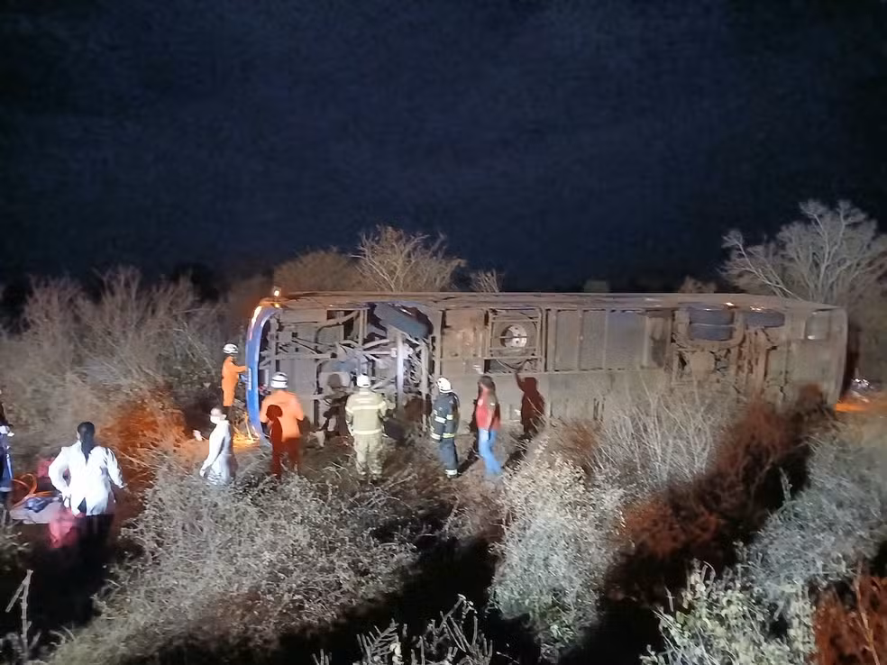 Acidente com ônibus deixa oito mortos e feridos na BR-122 na Bahia