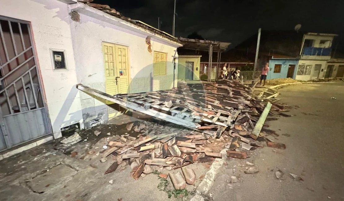 Motociclista perde o controle e derruba estrutura de casa em Arapiraca