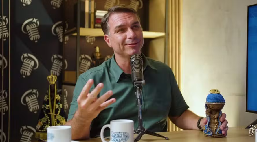 Flávio compara fake news sobre santa a facada em Jair Bolsonaro
