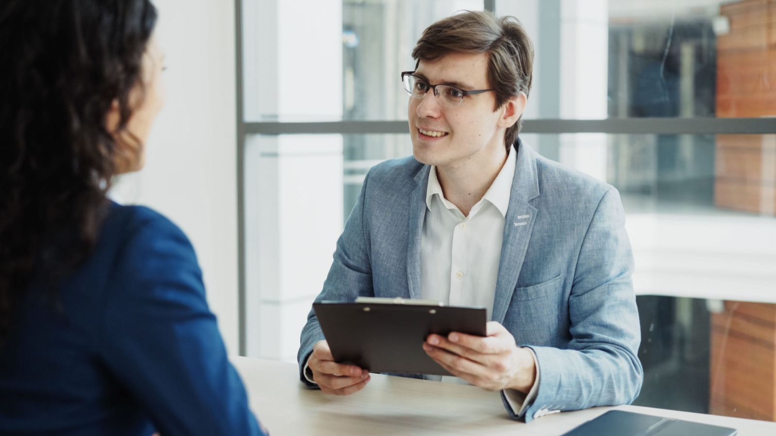 5 dicas essenciais para jovens entrarem no mercado de trabalho; confira