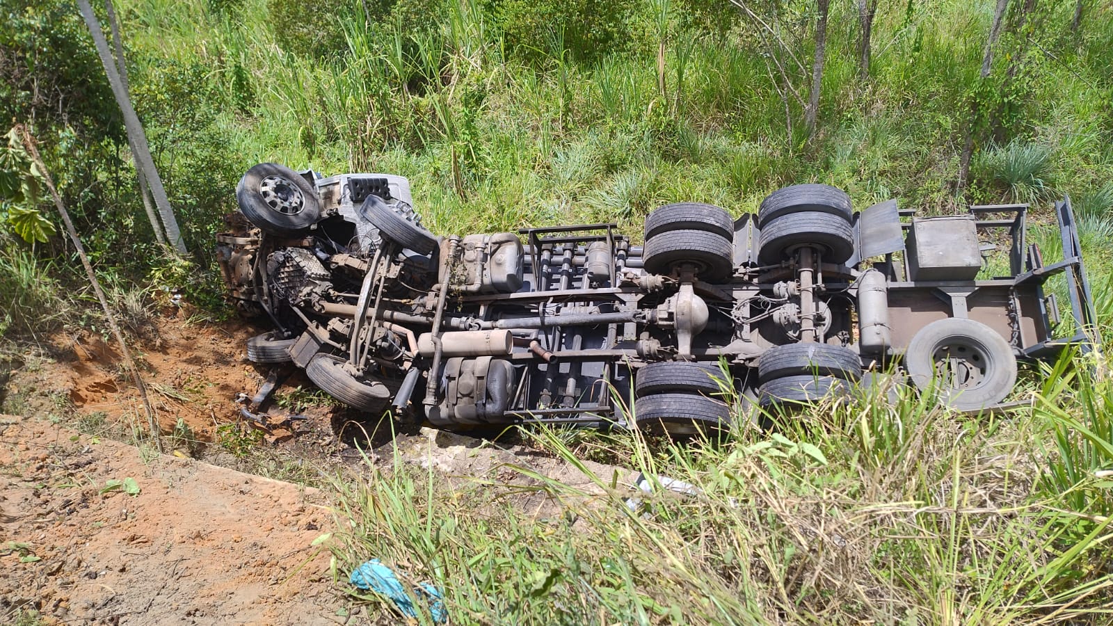 Caminhão com combustível tomba após colisão com picape em Maceió
