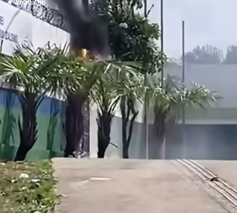 Poste pega fogo próximo a creche e assusta moradores no Pontal da Barra