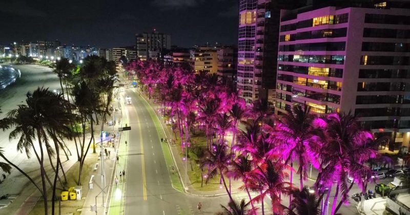 Maceió ganha iluminação rosa em apoio ao Outubro Rosa