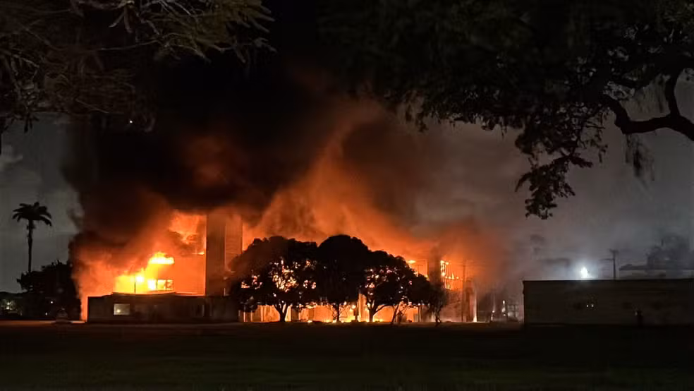 Incêndio atinge prédio da UFPE um dia após ato de estudantes no campus