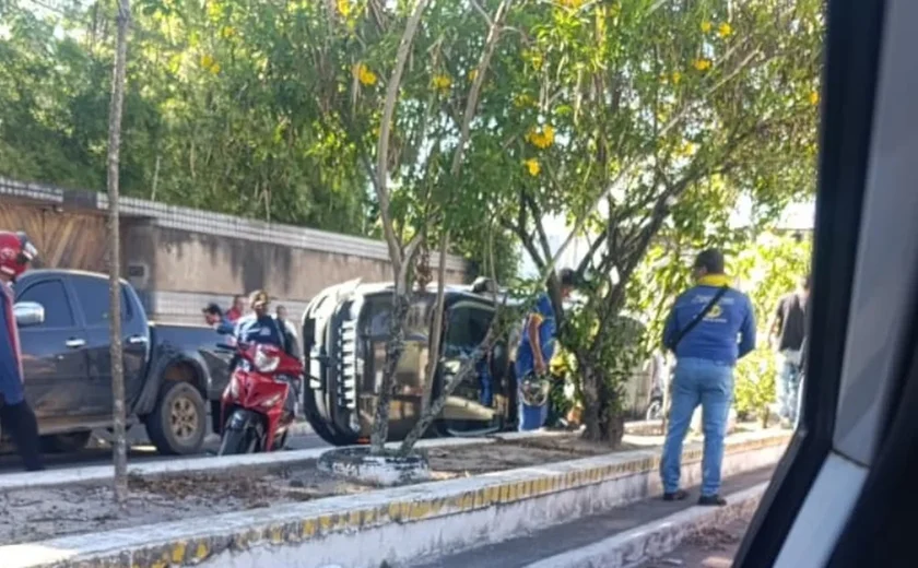 Jeep capota durante a manhã e afeta trânsito em rua de Arapiraca