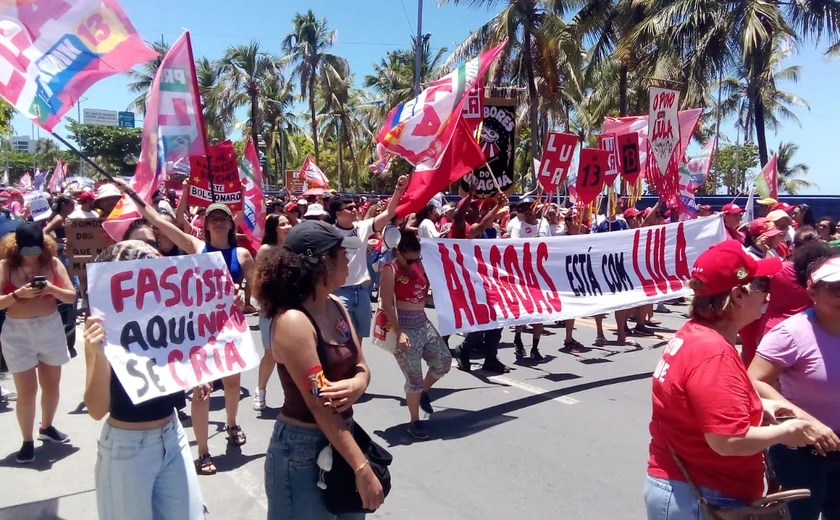 Manifestação reúne apoiadores de Lula na orla de Pajuçara, em Maceió