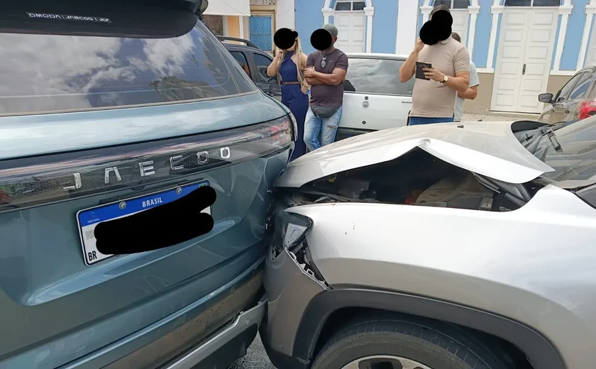 Carro dá ré, atinge Jeep Compass e provoca colisão no interior de Alagoas