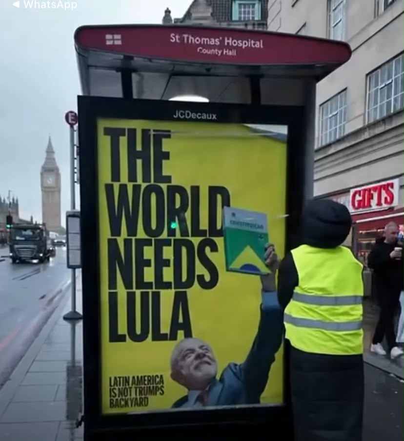 Anúncio pró-Lula é exibido em ponte próxima ao Big Ben, em Londres