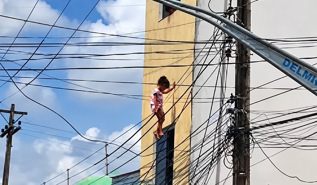 PM resgata criança que caiu do segundo andar e ficou presa em fiação elétrica