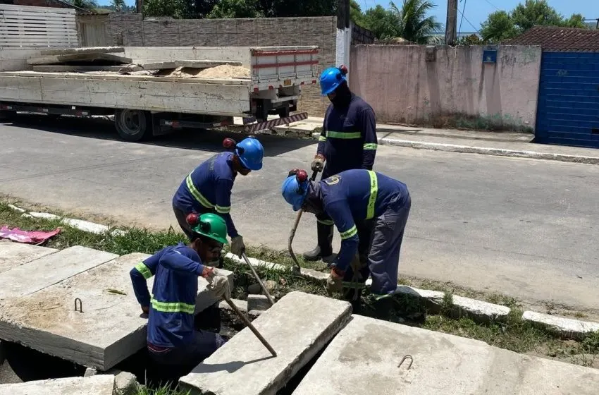 Prefeitura de Maceió instala tampas de concreto em galeria pluvial de Fernão Velho