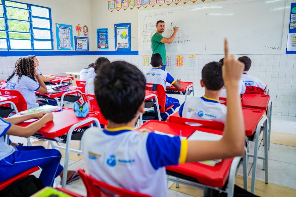 Prefeitura de Arapiraca lança edital com 392 vagas para concurso da Educação