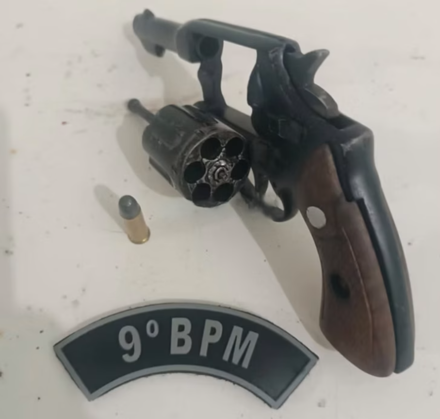 Homem é preso com arma após ameaçar divulgar conteúdo íntimo da ex