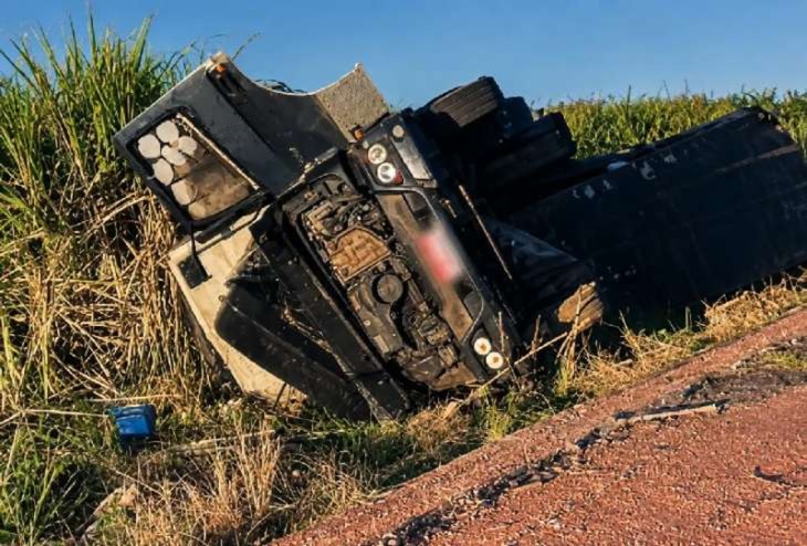 Caminhoneiro fica ferido após carreta tombar de madrugada na BR-101
