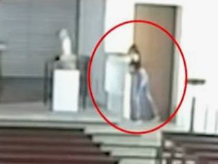 Mulher é flagrada quebrando imagens de santos dentro de igreja em Vitória