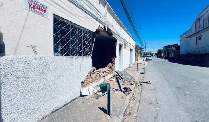 Caminhão desce ladeira sem freio e derruba parede de casa em Arapiraca