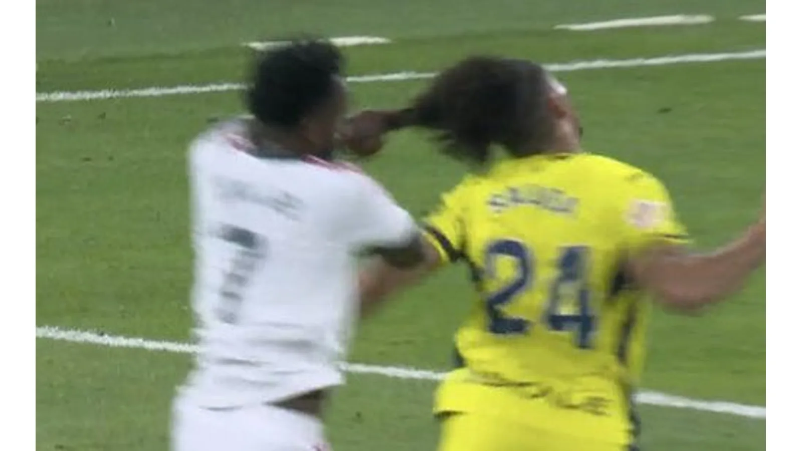 Vini Jr tem gol anulado e é expulso após puxão de cabelo no lance